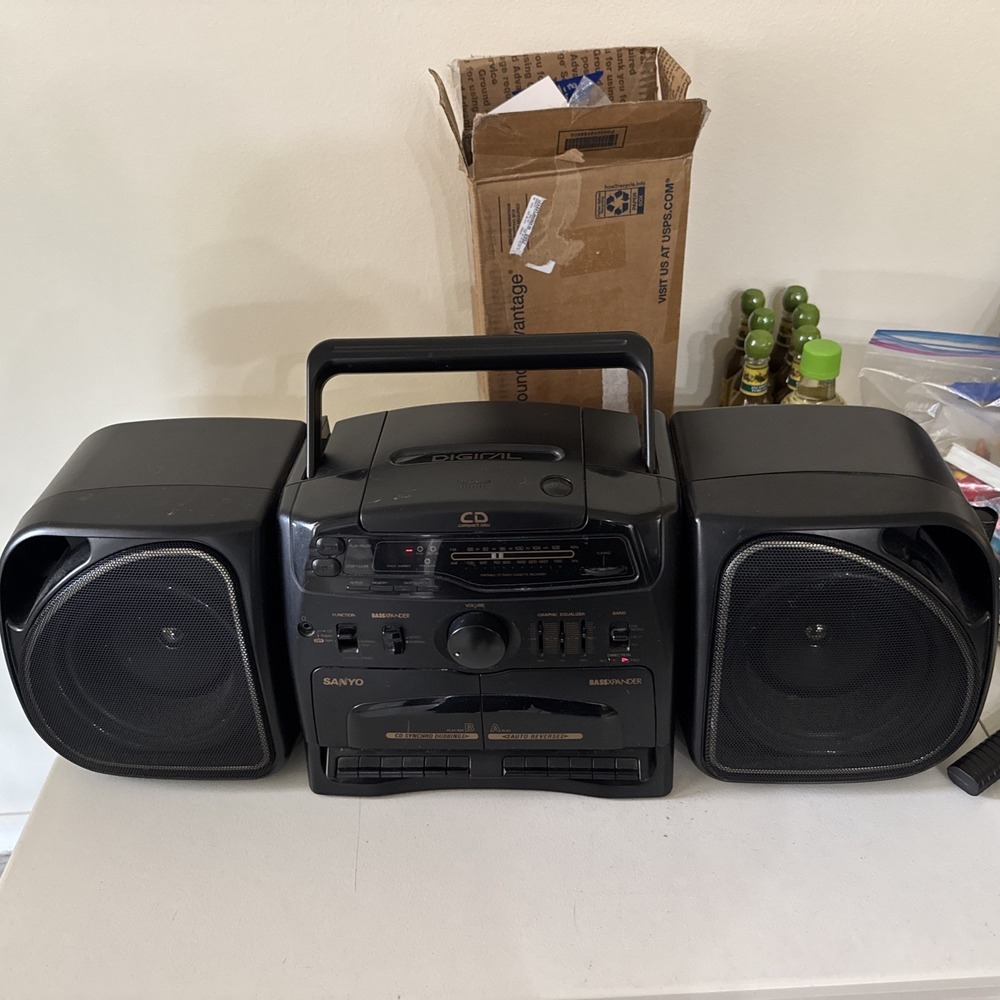 Vintage Sanyo MCD-S850 Cd Cassette Boom Box. Am/Fm Tested Work Auto Reverse.